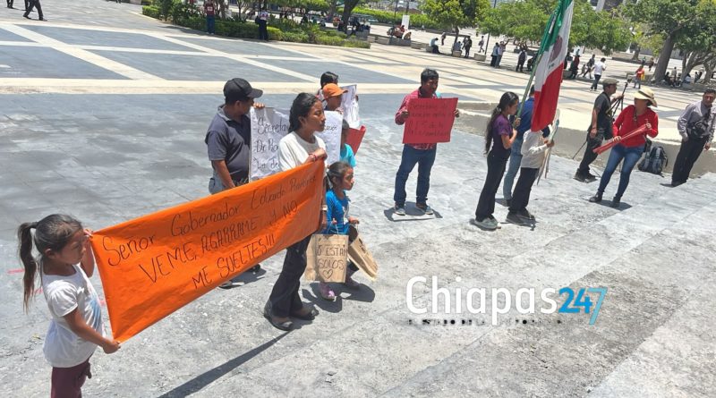 Después de 14 años de exigir una escuela, ahora quieren cerrarla; padres de Ocosingo protestan en Tuxtla