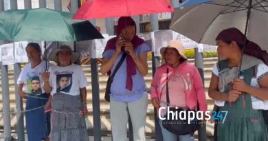 Colectiva se encadena a la FGE y bloquea libramiento para exigir avances