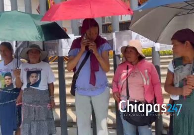 Colectiva se encadena a la FGE y bloquea libramiento para exigir avances