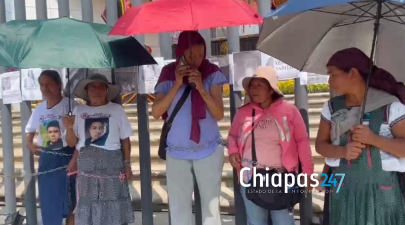 Colectiva se encadena a la FGE y bloquea libramiento para exigir avances