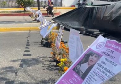 Colectiva mantiene bloqueo frente a la FGE tras 24 horas de protesta