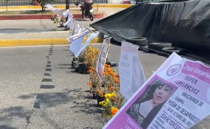 Colectiva mantiene bloqueo frente a la FGE tras 24 horas de protesta